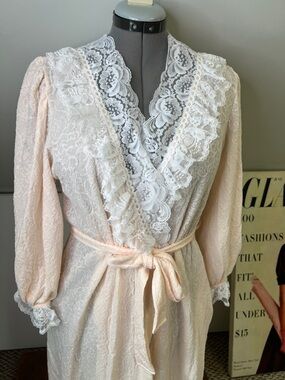 Vintage 80s Gilligan & O'Malley Peach Lace-Trim Wrap Robe